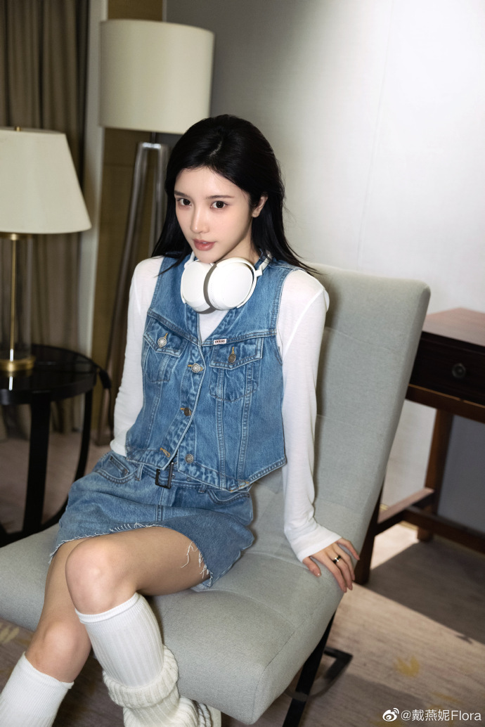 戴燕妮各色丝袜美腿写真[2]