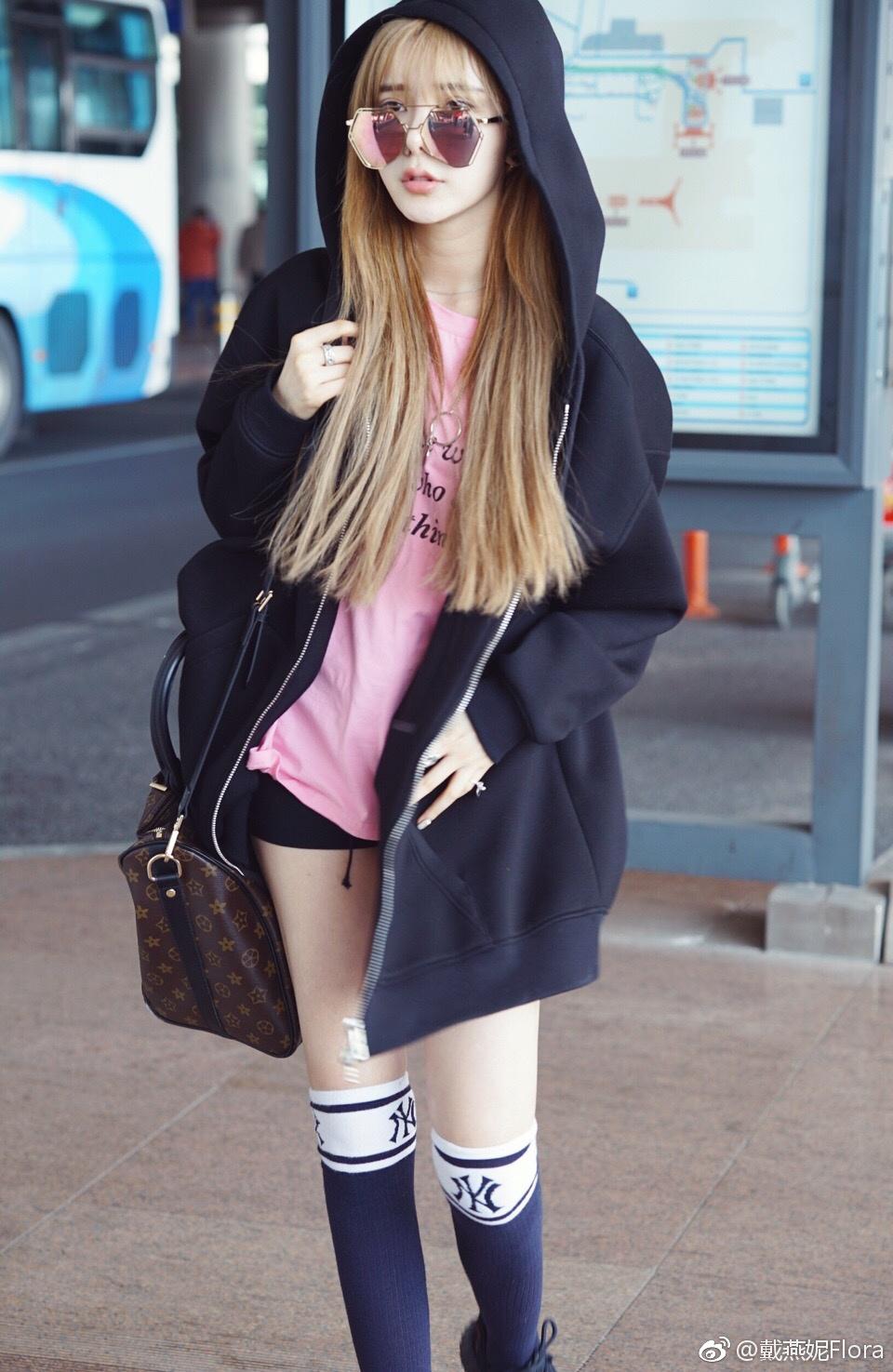 戴燕妮学生装笔直长腿袜美腿街边偶遇[2]