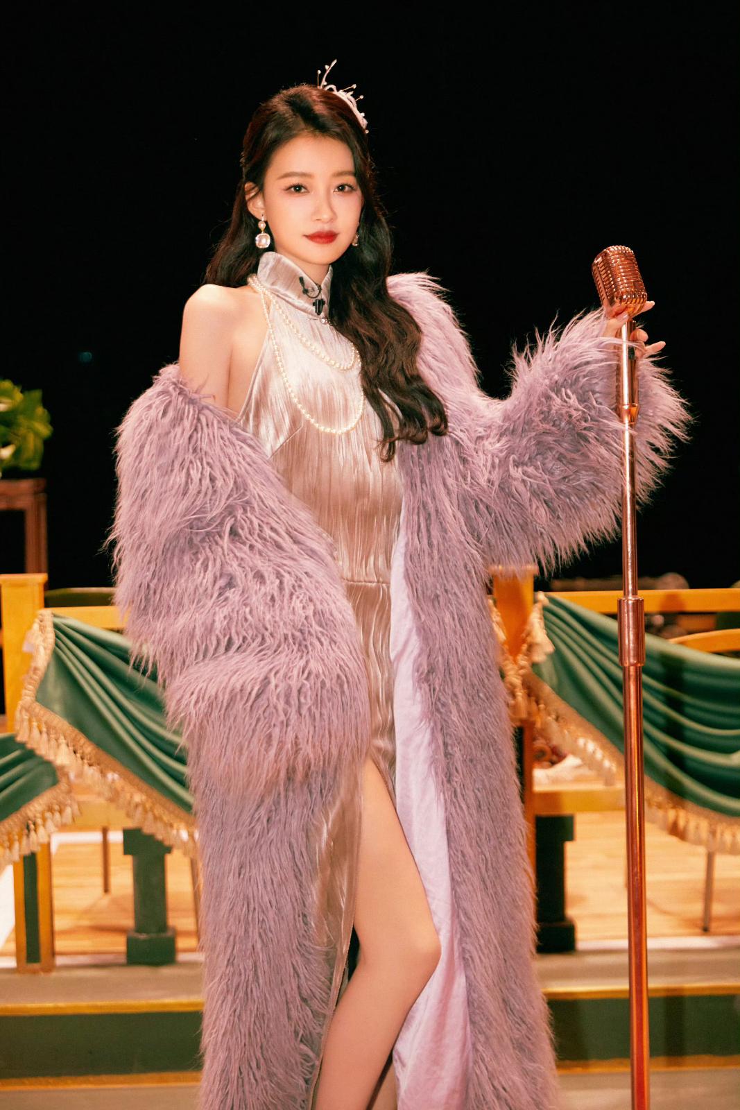 孙怡身着时髦复古毛衣裙演唱