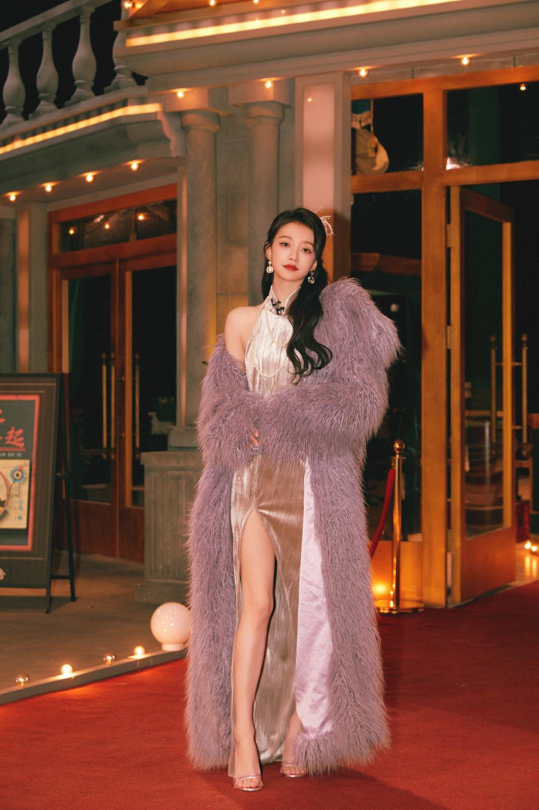 孙怡身着时髦复古毛衣裙演唱[4]