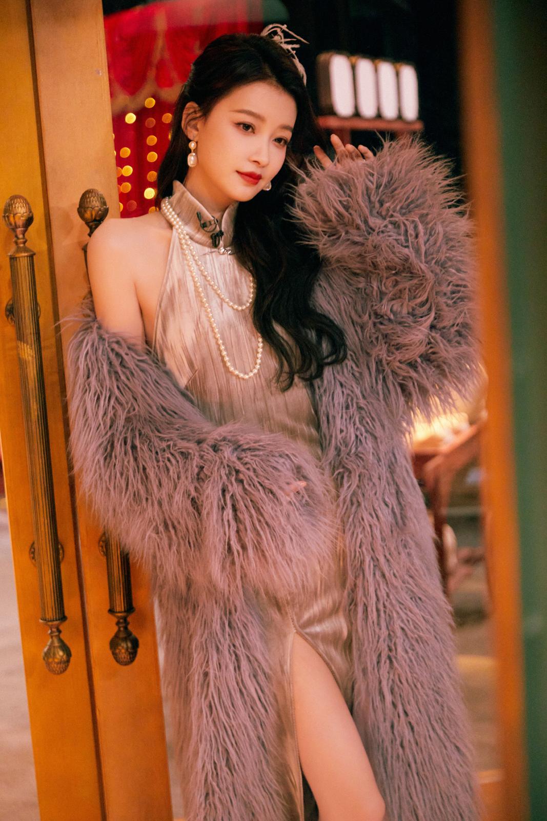 孙怡身着时髦复古毛衣裙演唱[5]