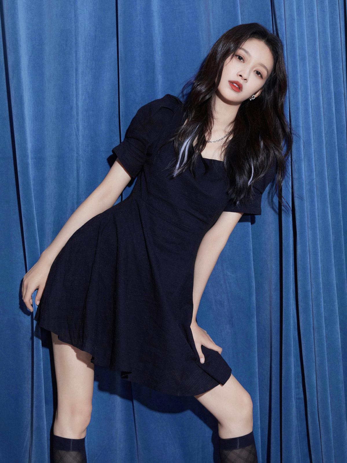 孙怡黑色长靴遮不住笔直美腿[6]