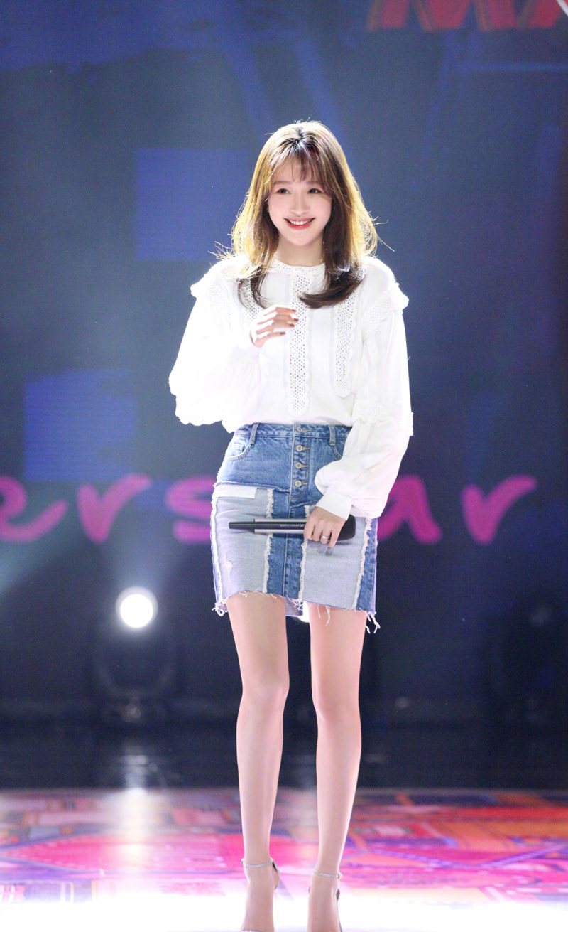 孙怡牛仔短裙搭配腿更直了[4]