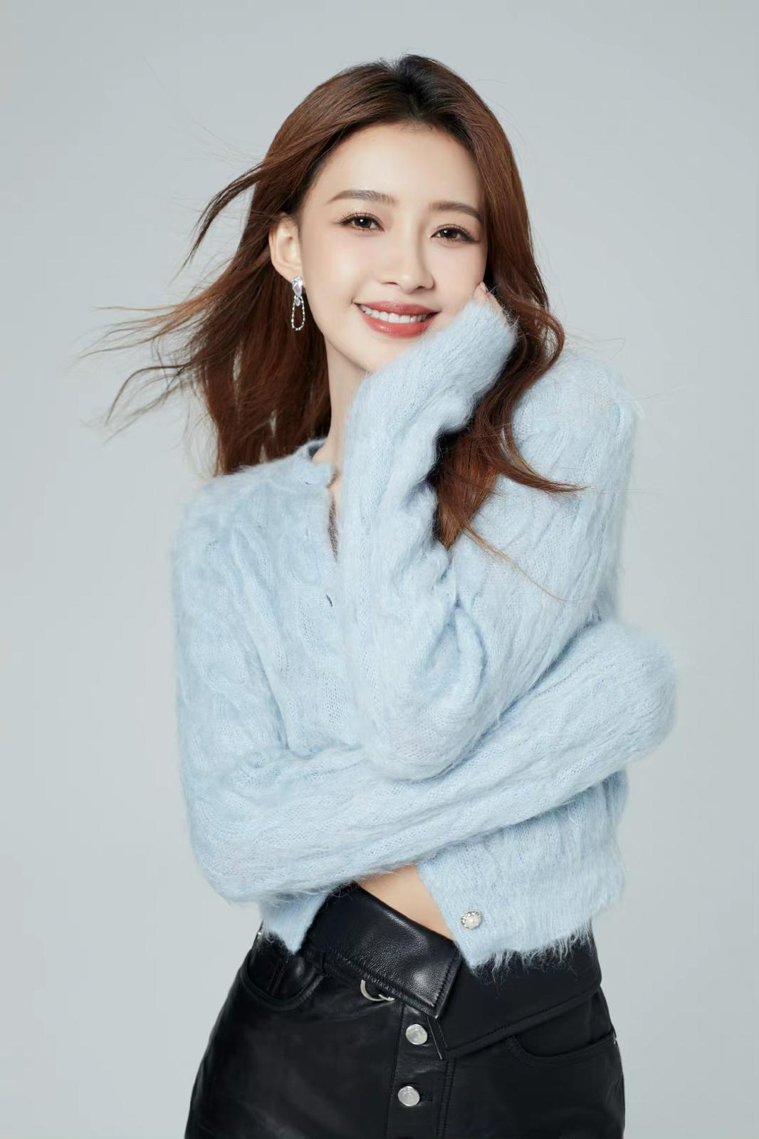 孙怡牛仔短裙搭配腿更直了[8]