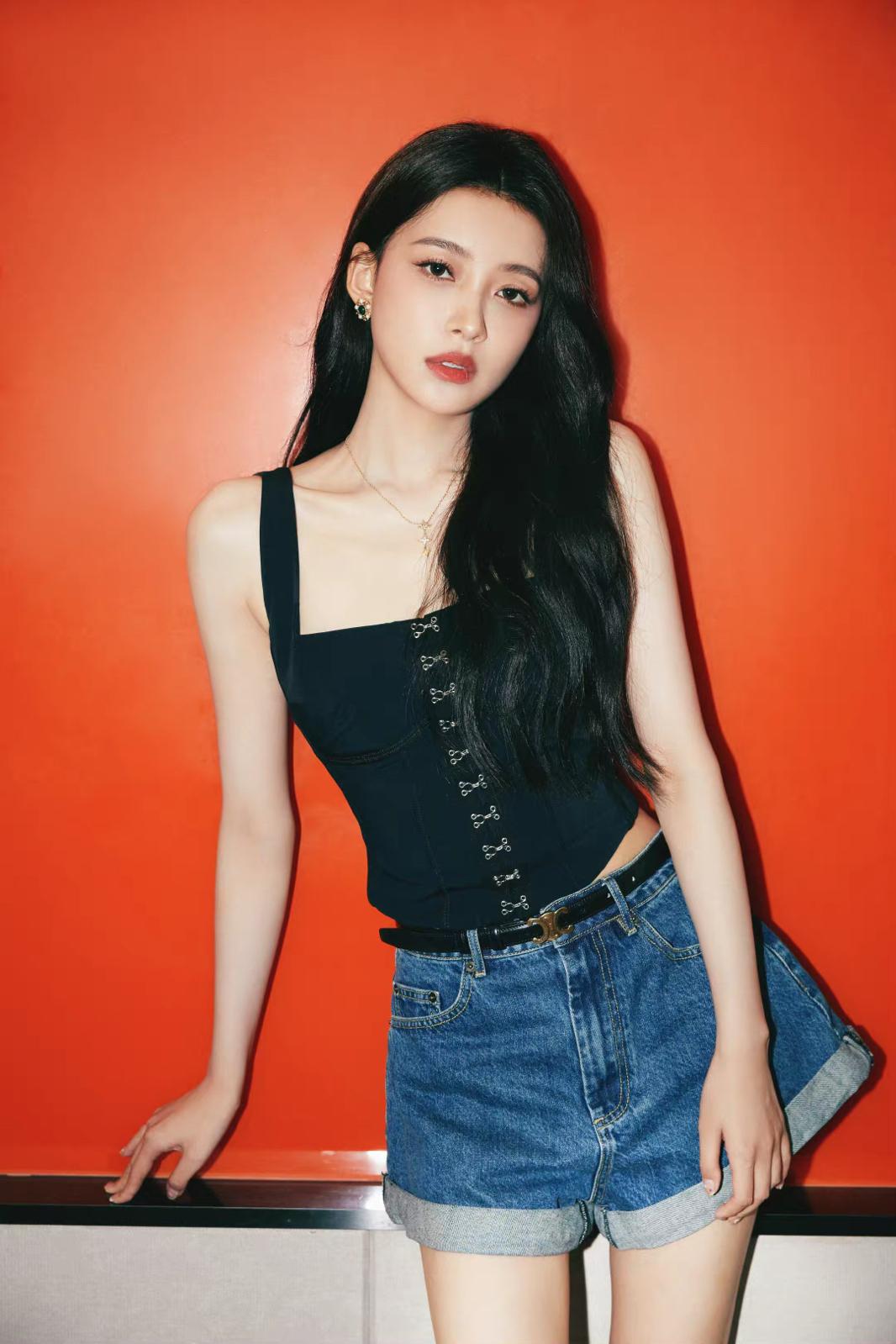 孙怡牛仔短裤美腿写真