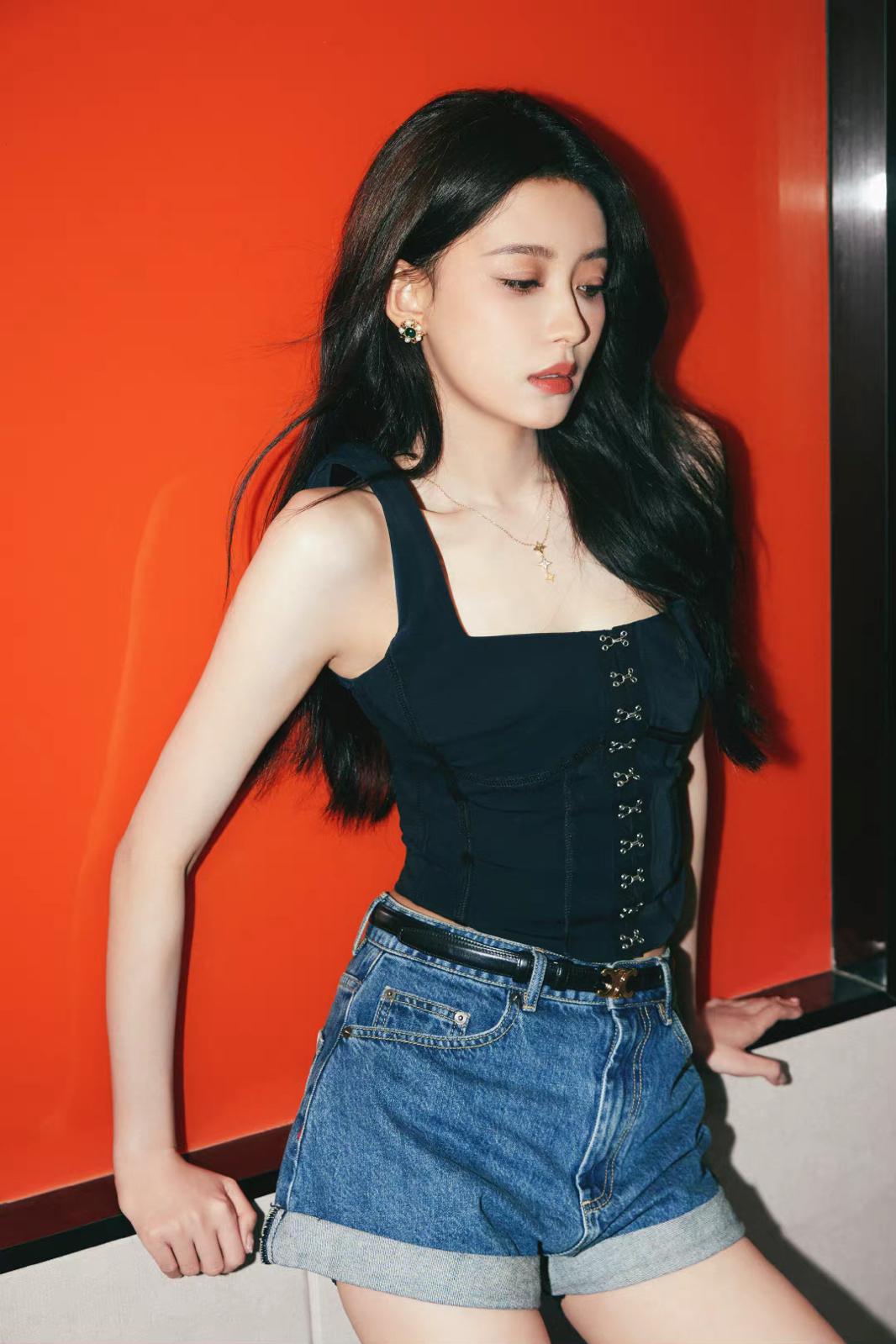 孙怡牛仔短裤美腿写真[9]