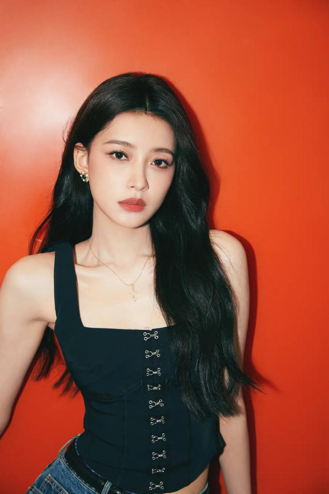 孙怡牛仔短裤美腿写真[10]