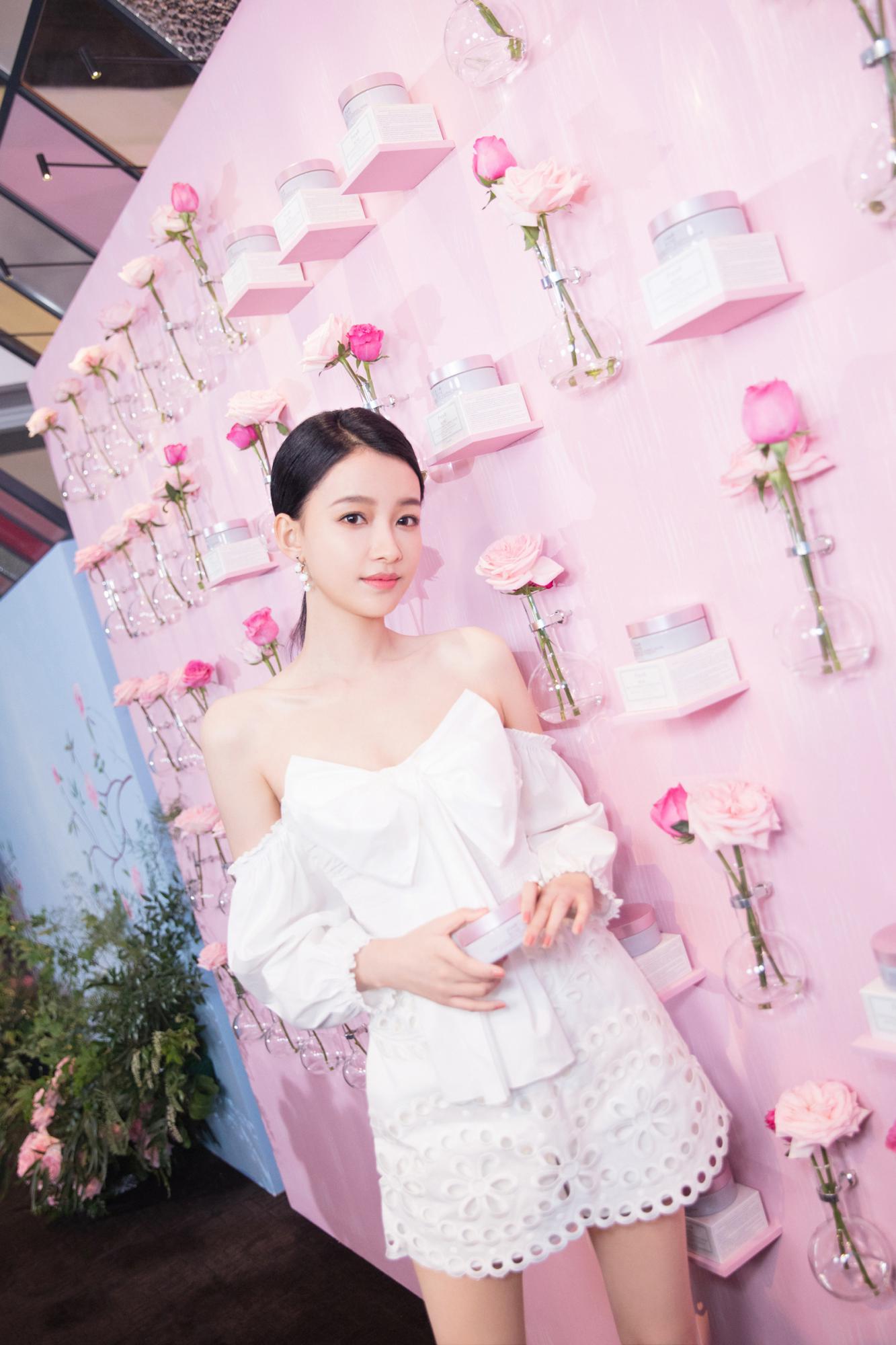 孙怡白色蕾丝连衣长裙优雅动人[7]