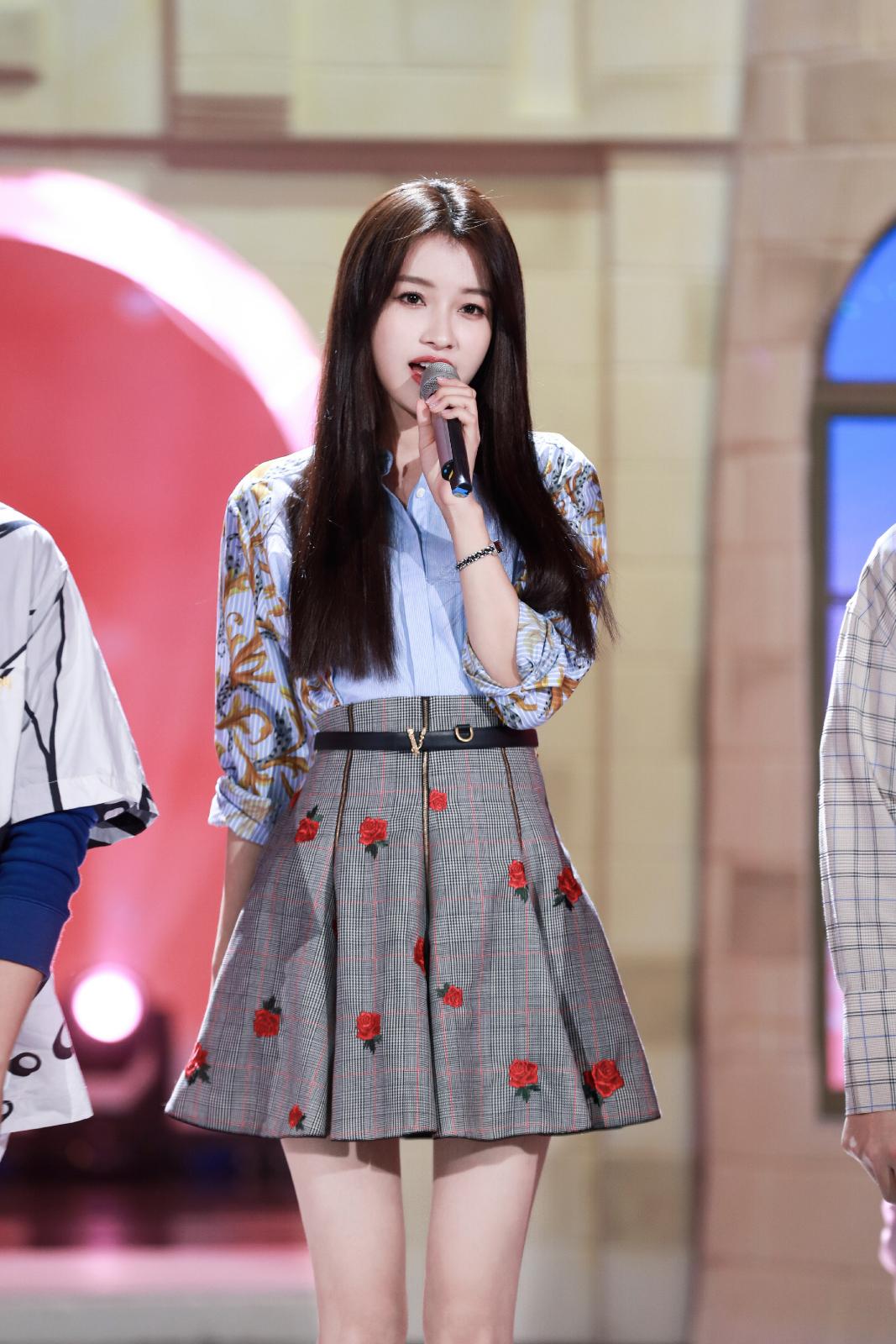 孙怡碎花裙美腿现场演直拍[7]