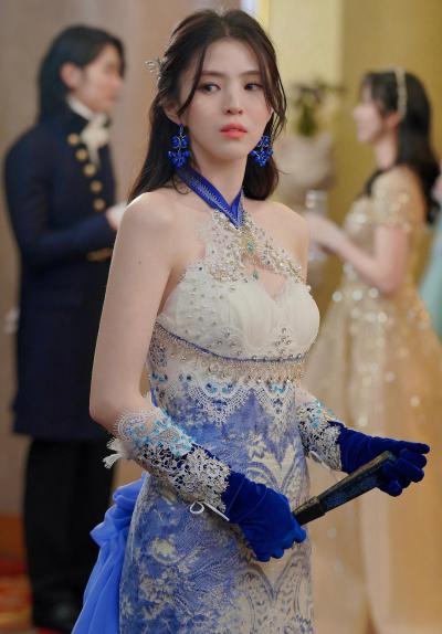 韩素希身穿包臀长裙惊艳四射2