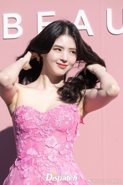 韩素希身穿粉色可爱裙出席某品牌在首尔举行的宣传活动[3]