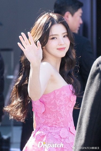 韩素希身穿粉色可爱裙出席某品牌在首尔举行的宣传活动[5]