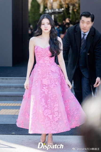 韩素希身穿粉色可爱裙出席某品牌在首尔举行的宣传活动[6]