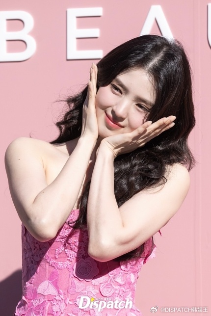 韩素希身穿粉色可爱裙出席某品牌在首尔举行的宣传活动[7]