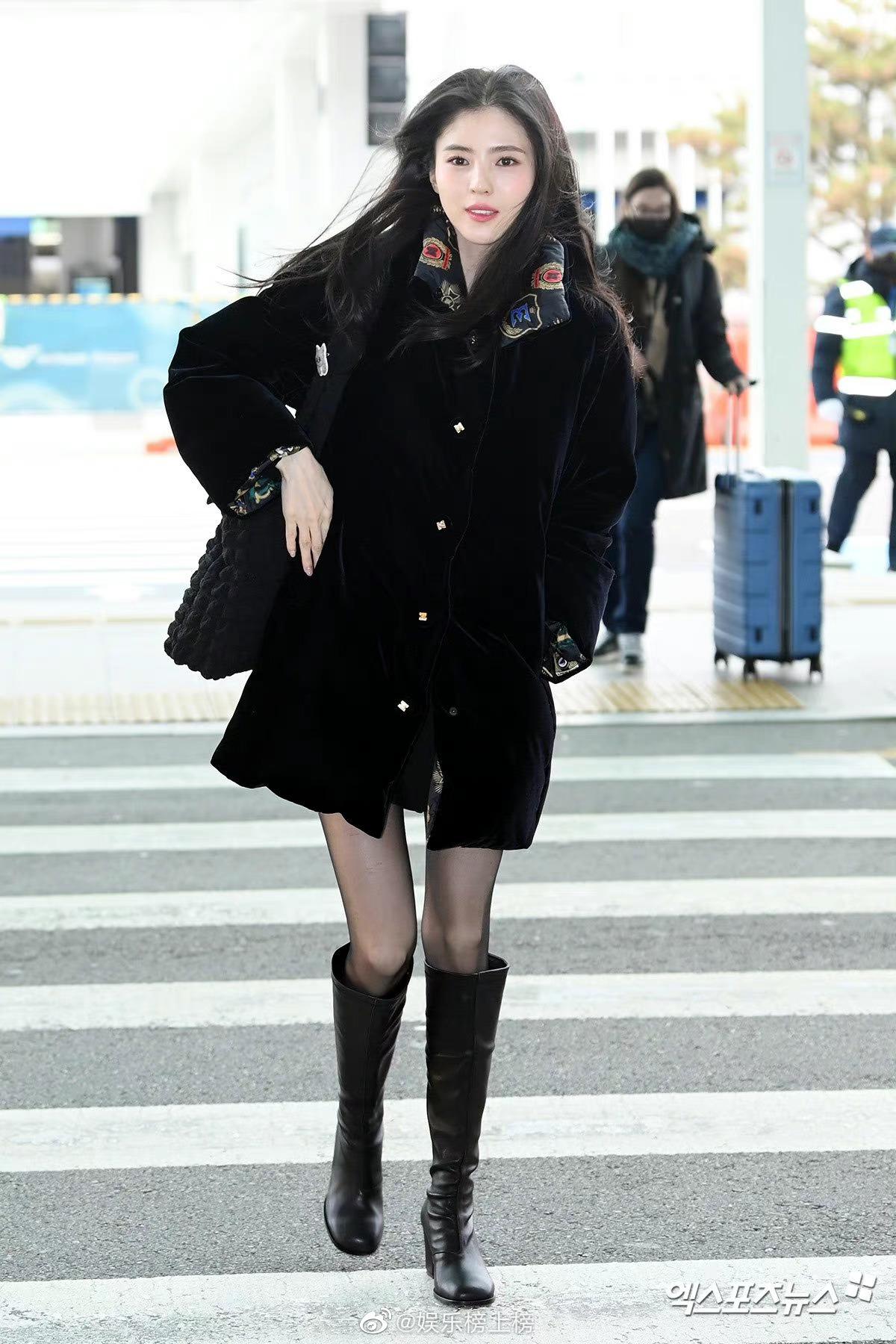 韩素希长筒黑丝街拍