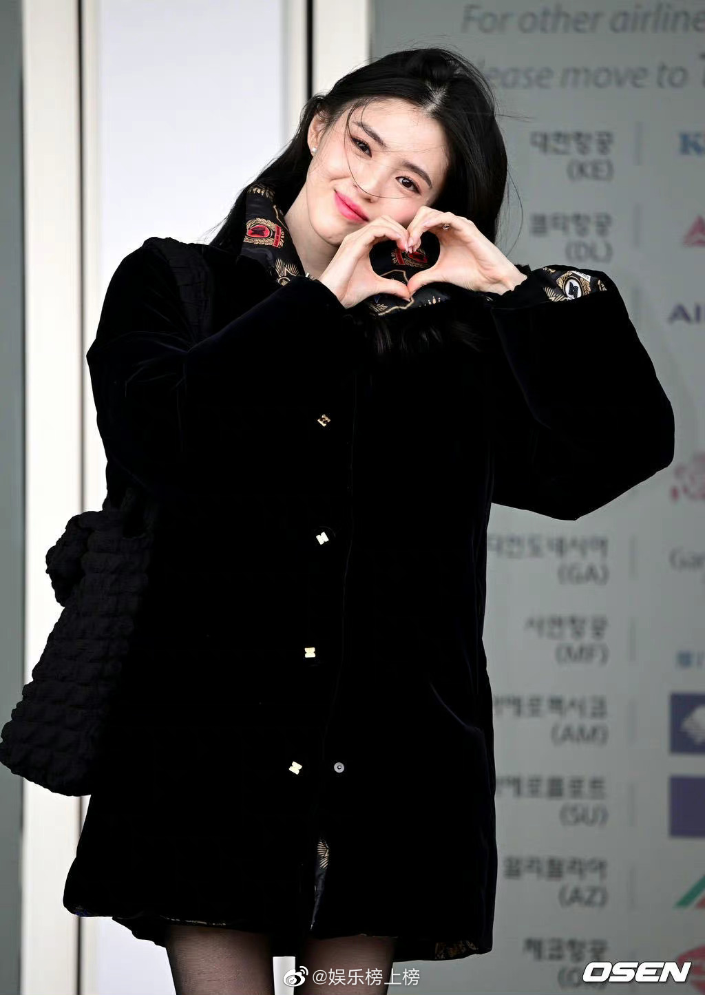 韩素希长筒黑丝街拍[4]