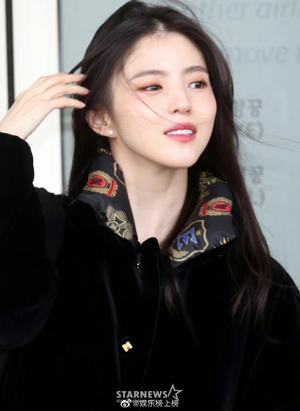 韩素希长筒黑丝街拍[6]