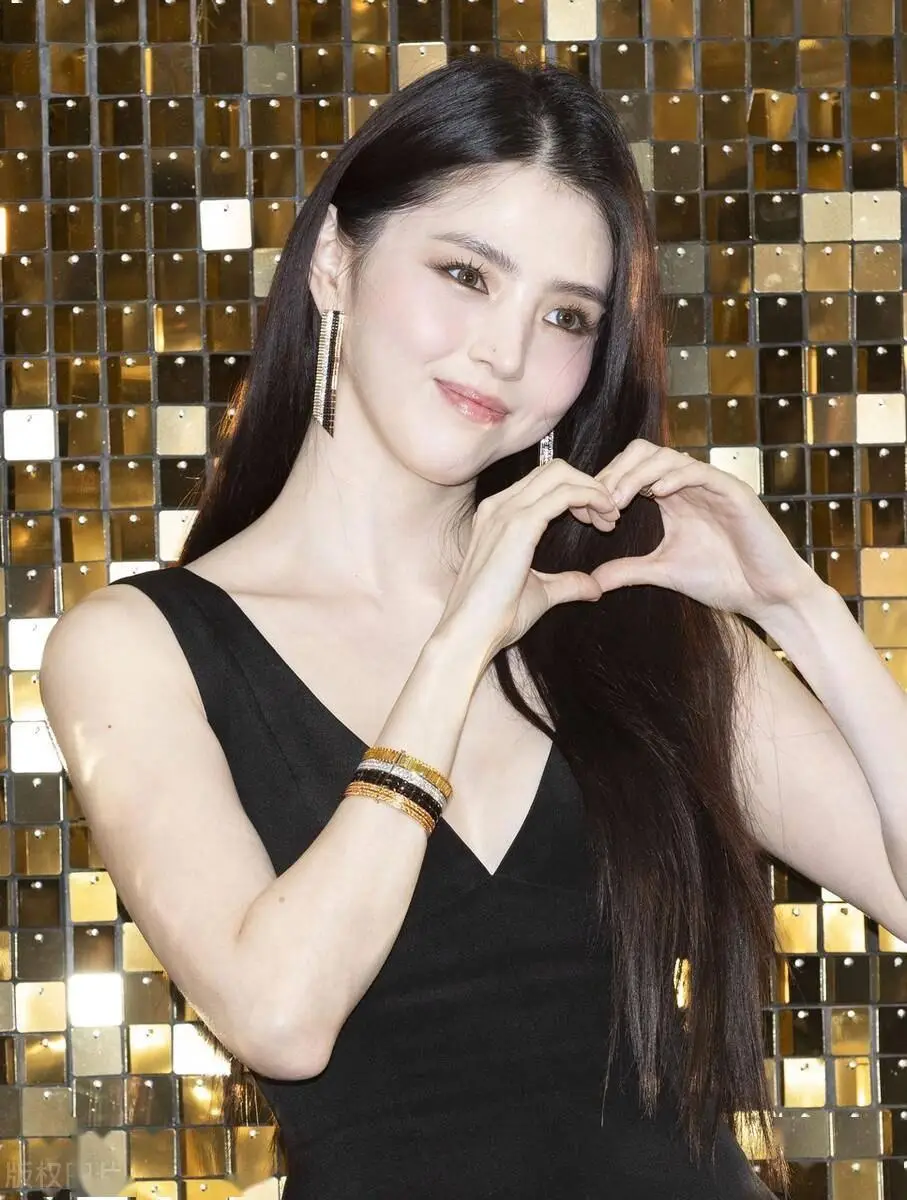 韩素希黑色短裙颜值尤物[4]