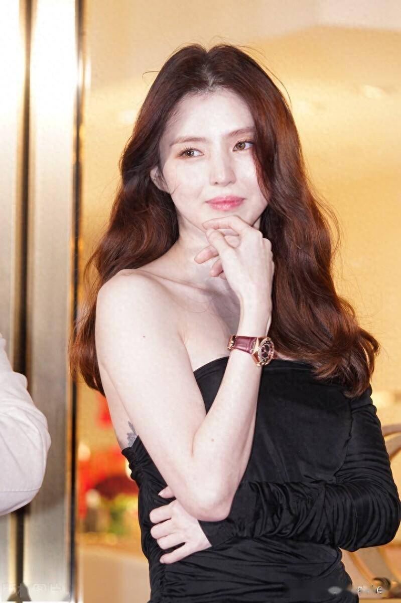 韩素希黑色西装褶皱裹身裙黑色丝袜优雅魅力[4]