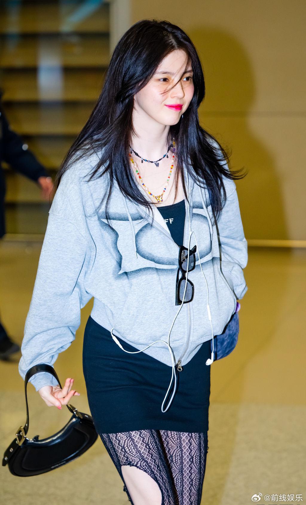 韩素希穿黑色短裙个破洞丝袜,随性又性感