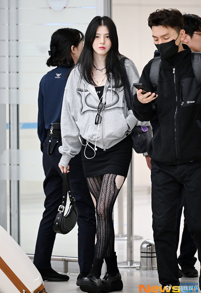 韩素希穿黑色短裙个破洞丝袜,随性又性感[5]