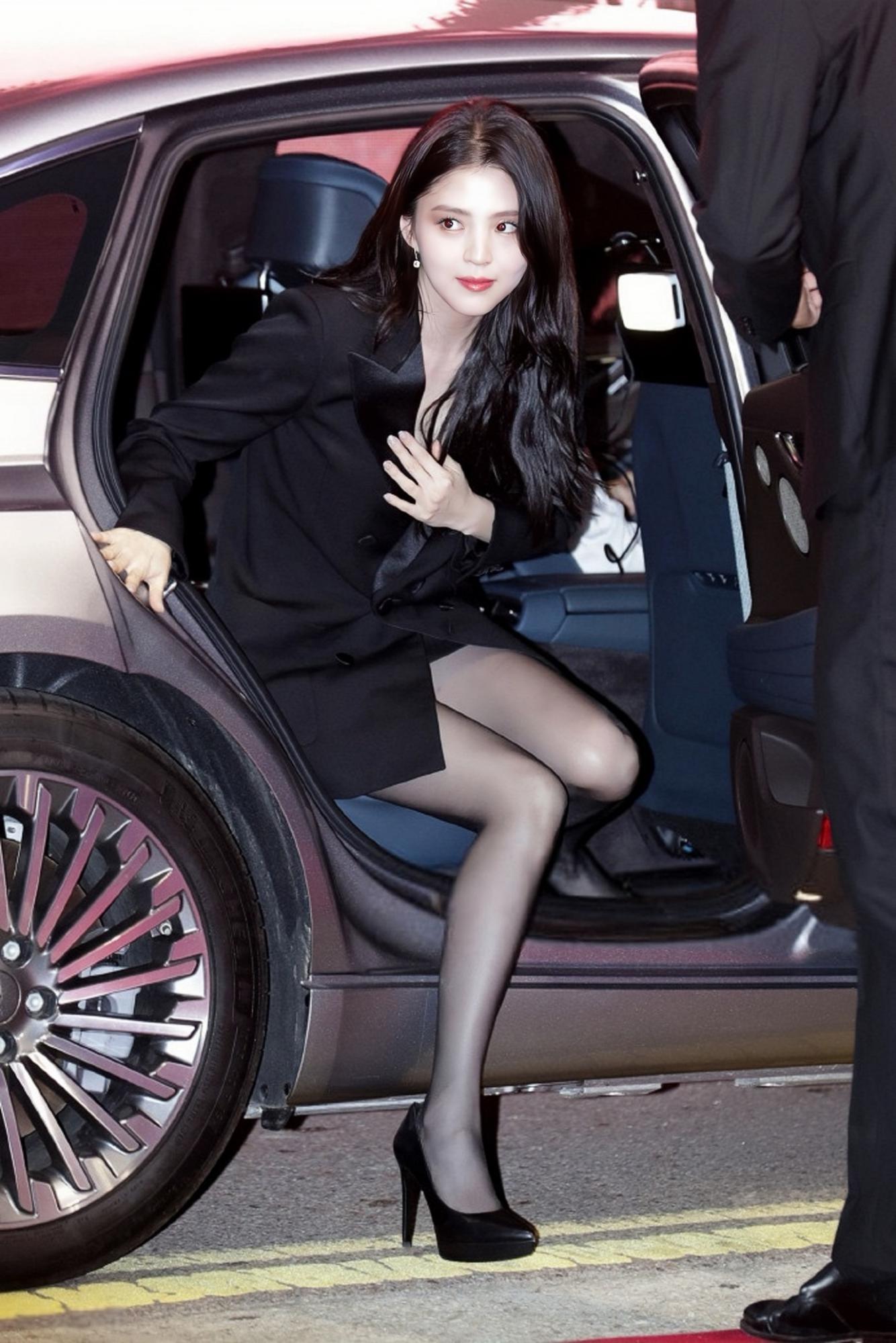 韩素希红毯上的黑丝穿搭[3]