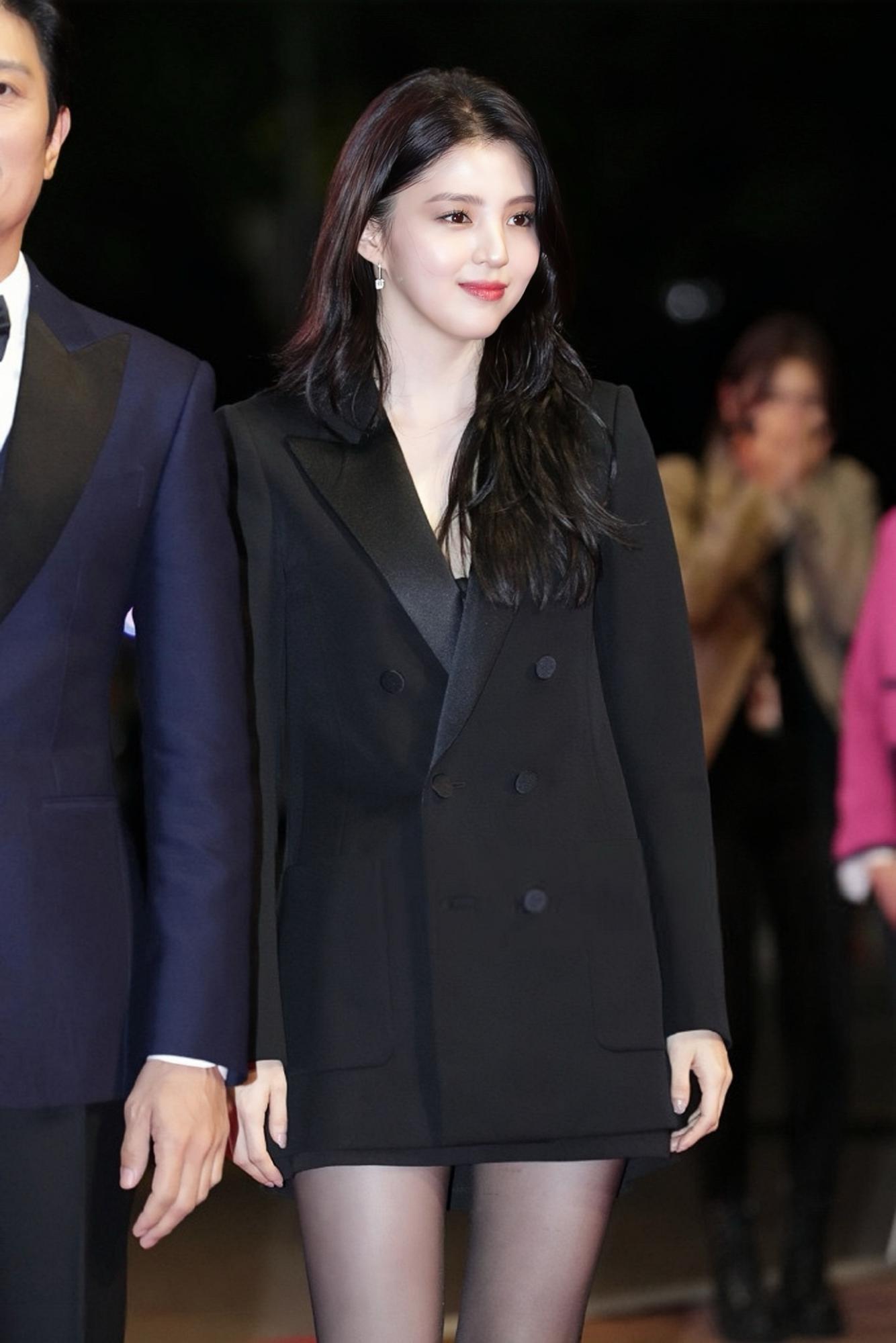 韩素希红毯上的黑丝穿搭[4]