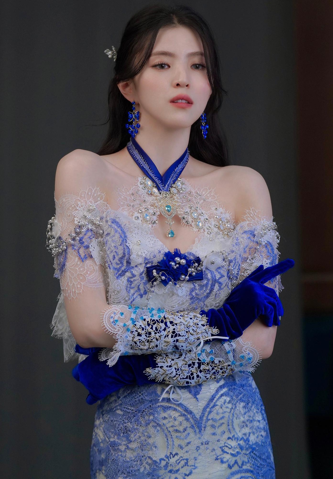 韩素希身穿包臀长裙惊艳四射[9]