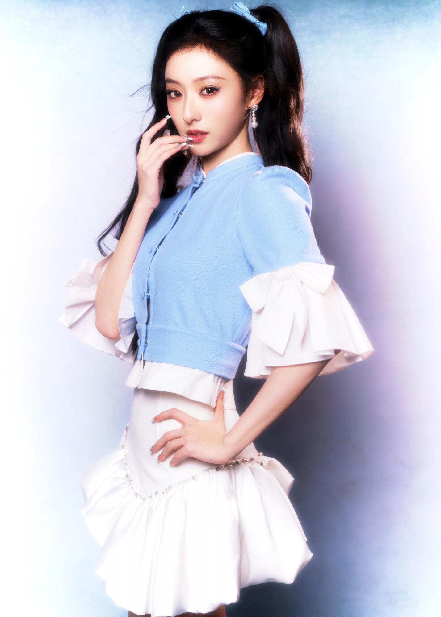 胡连馨白色短裙美腿长靴写真[4]