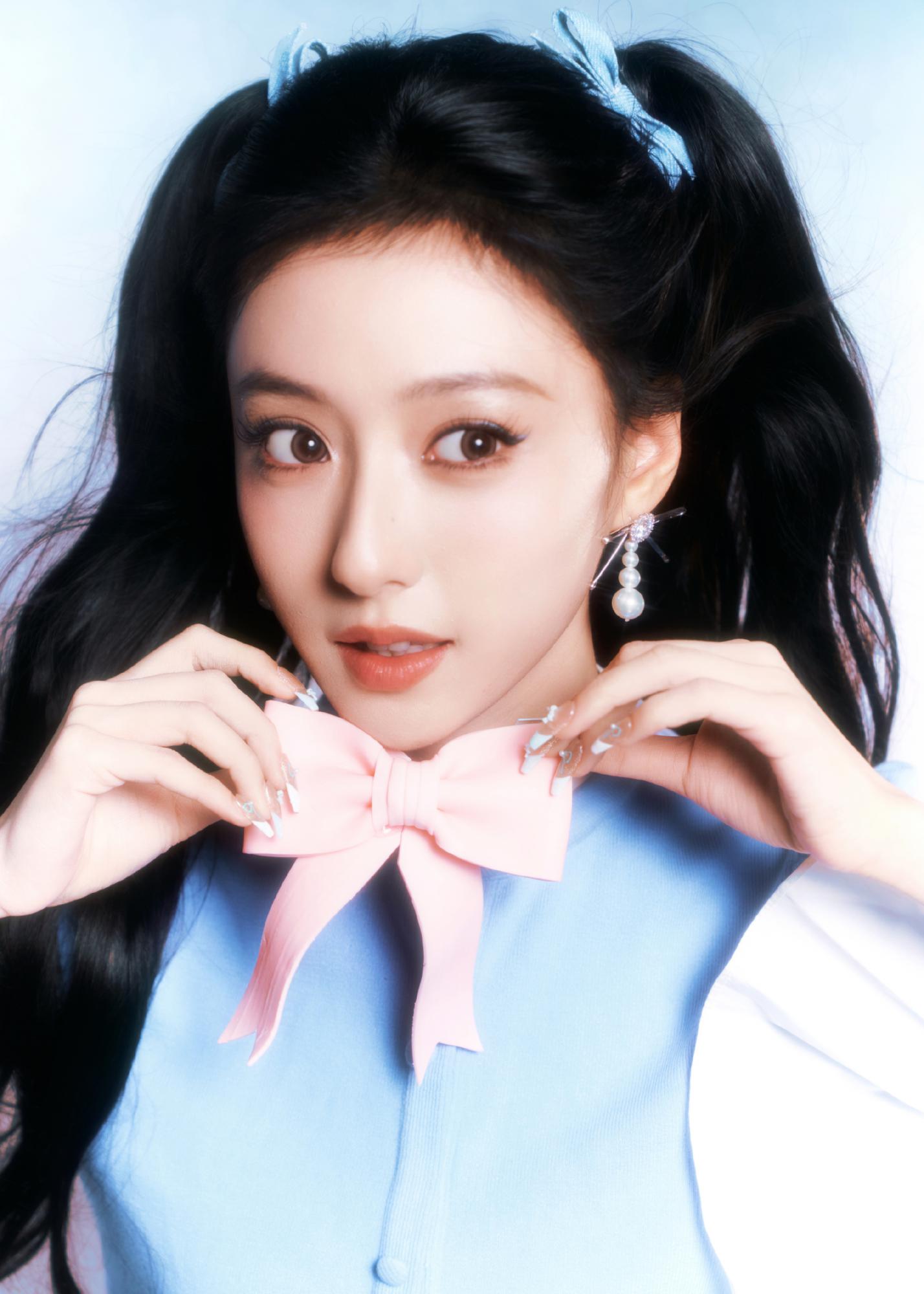 胡连馨白色短裙美腿长靴写真[5]