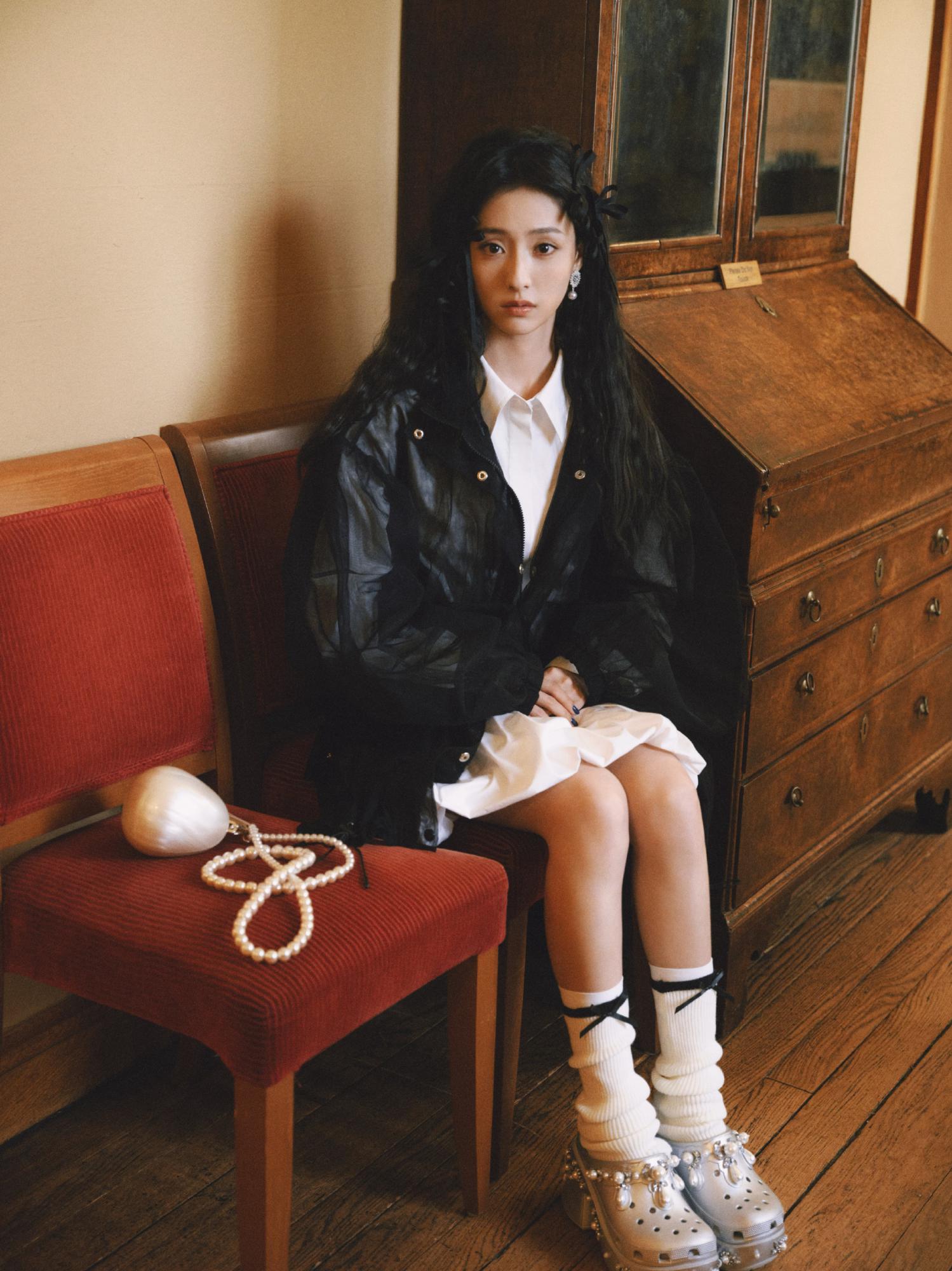 胡连馨皮衣短袜美腿时尚优雅