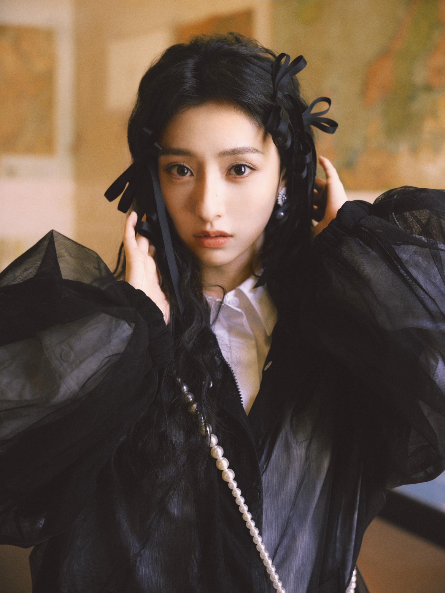 胡连馨皮衣短袜美腿时尚优雅[2]