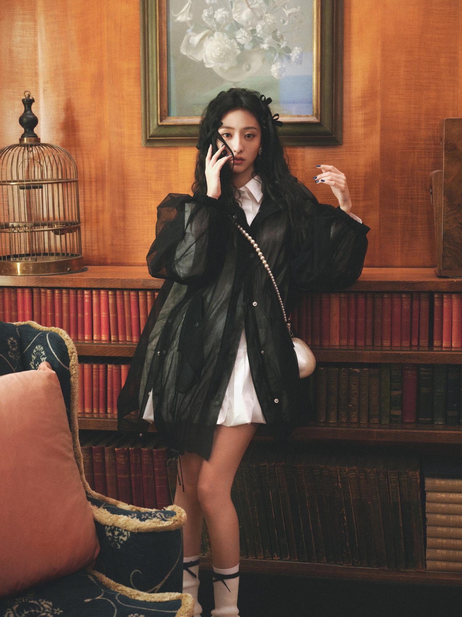 胡连馨皮衣短袜美腿时尚优雅[4]