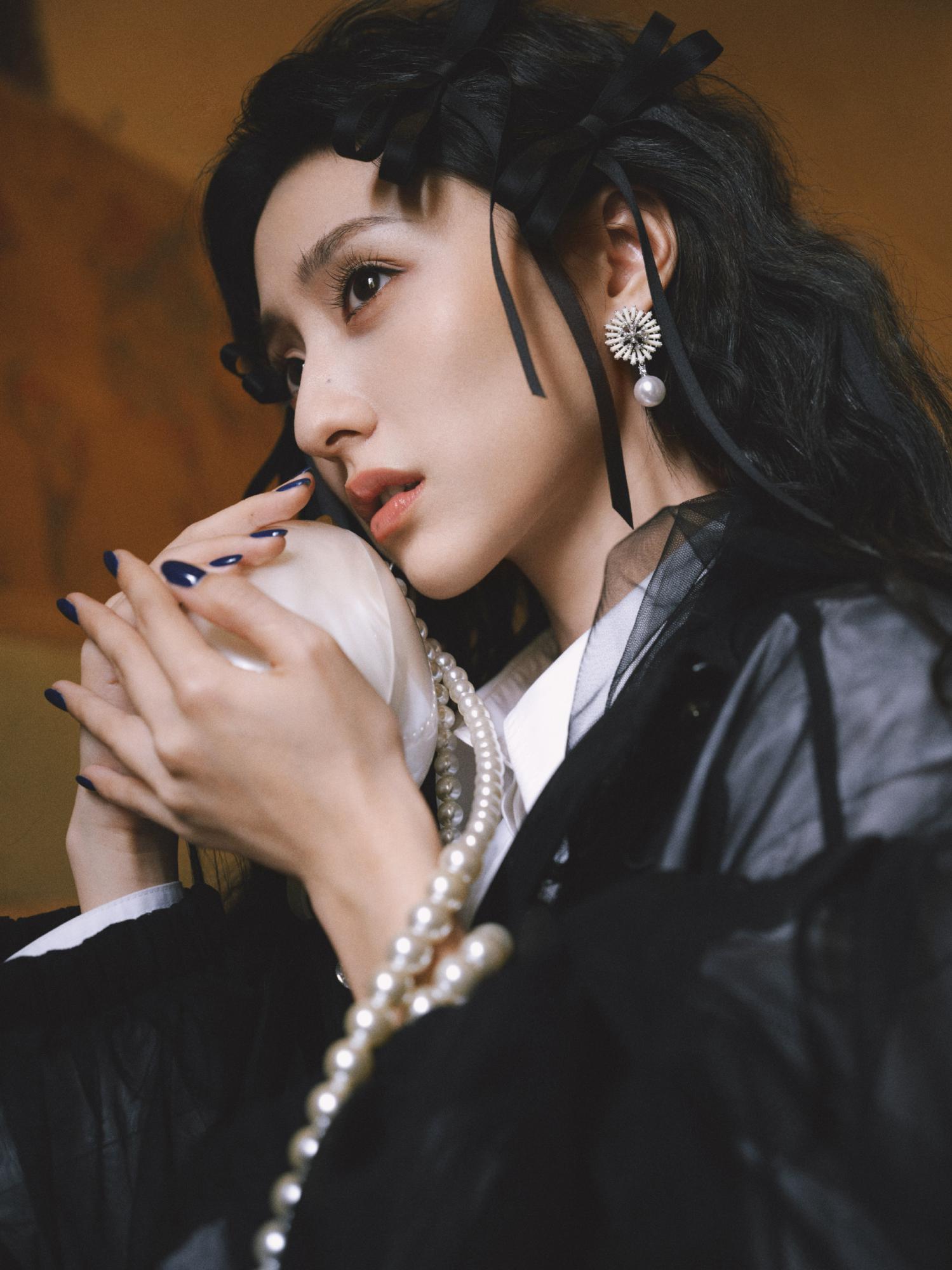 胡连馨皮衣短袜美腿时尚优雅[5]