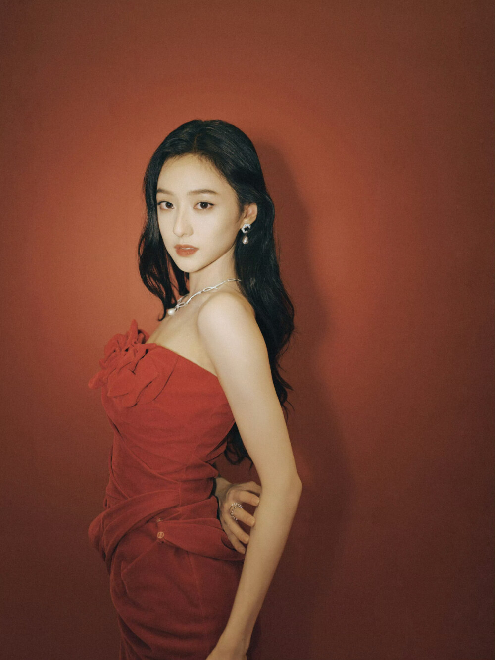 胡连馨红色裹身长裙性感优雅[7]