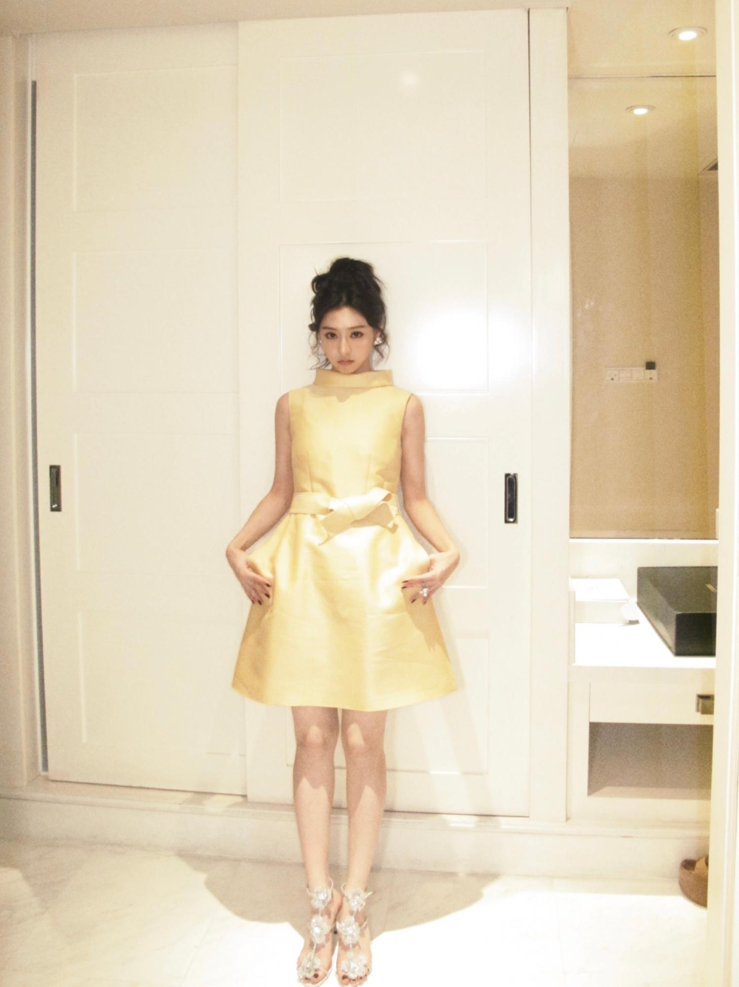 胡连馨黄色连衣裙美腿高跟清纯可爱写真[5]
