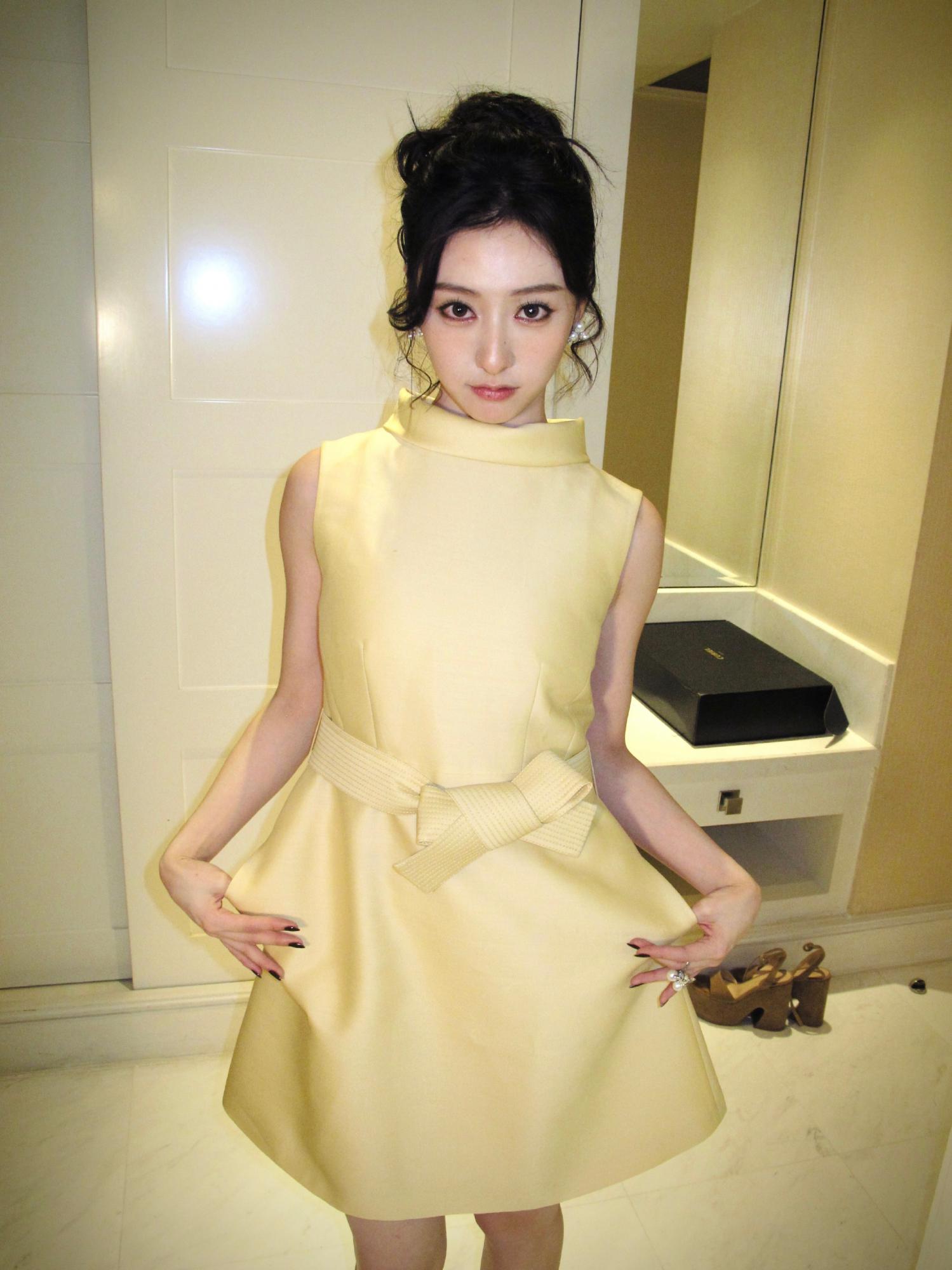 胡连馨黄色连衣裙美腿高跟清纯可爱写真[9]