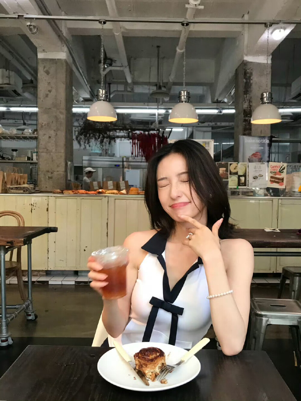 胡连馨黑色包臀短裙裸腿自拍[3]