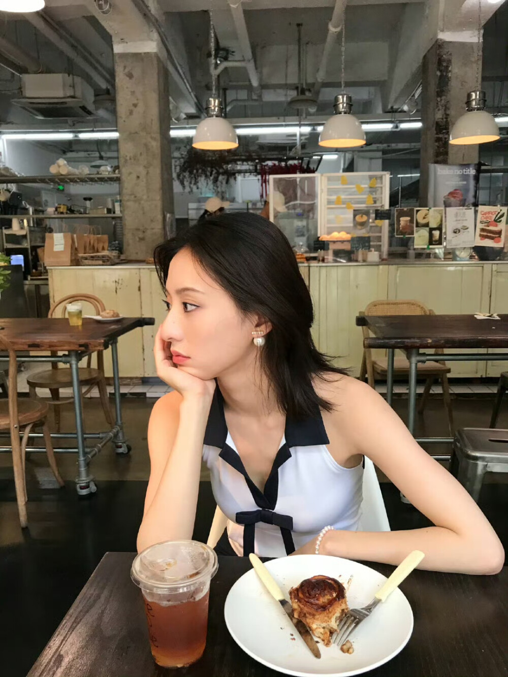 胡连馨黑色包臀短裙裸腿自拍[5]