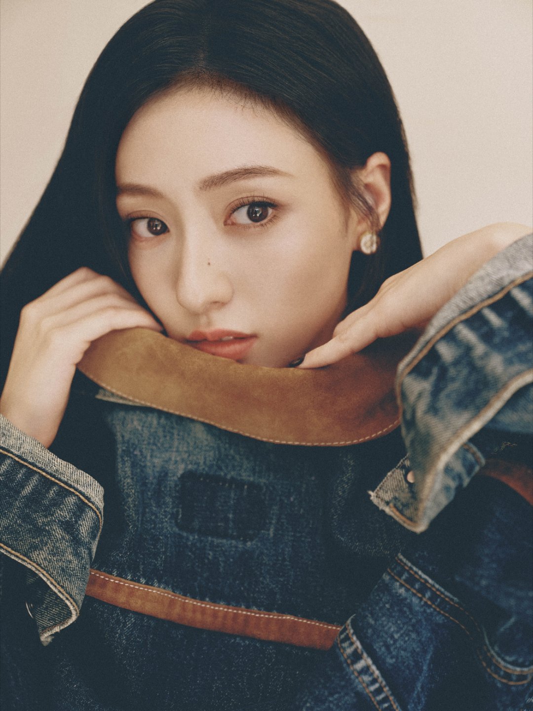 胡连馨牛皮短裙美腿写着[5]