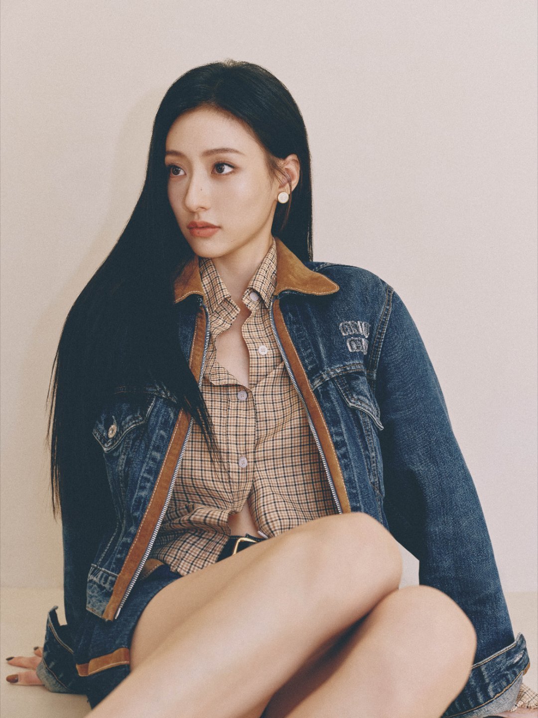 胡连馨牛皮短裙美腿写着[7]