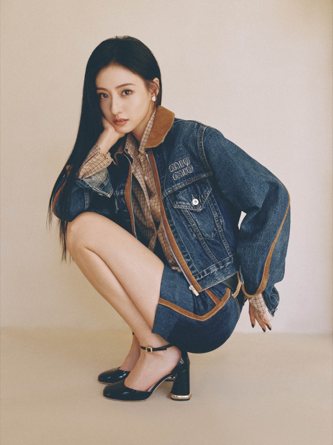 胡连馨牛皮短裙美腿写着[8]