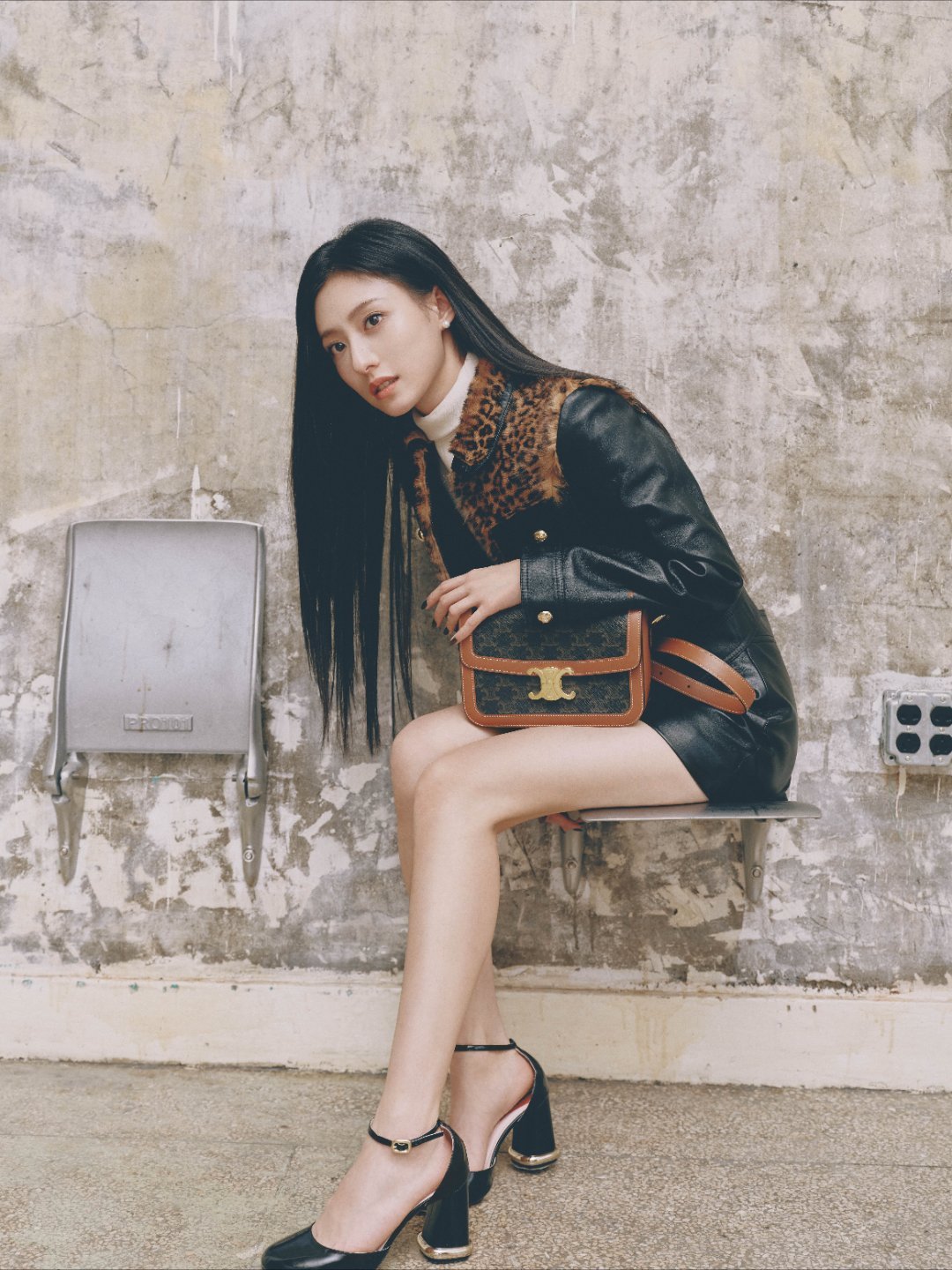 胡连馨牛皮短裙美腿写着[9]