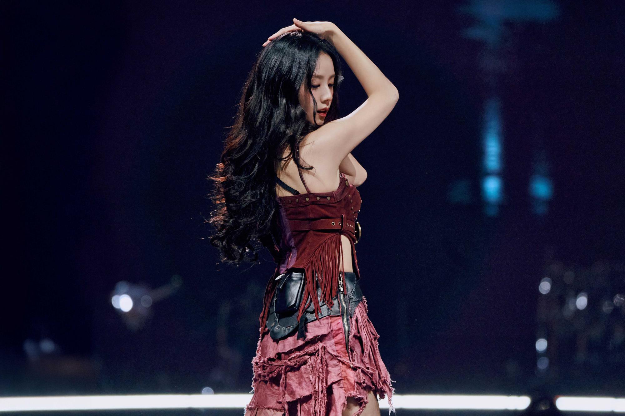 金智秀(Kim Jisoo)黑丝袜美腿舞台热舞[8]