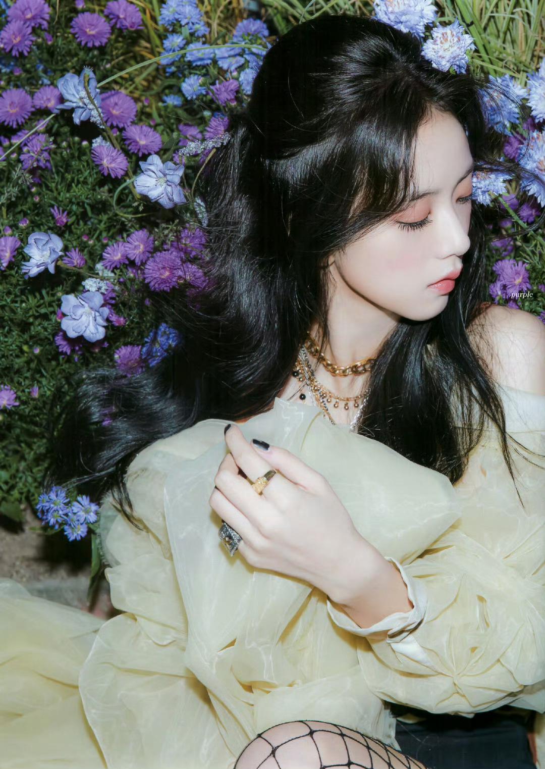 金智秀(Kim Jisoo)黑色网袜花海秀写真[2]