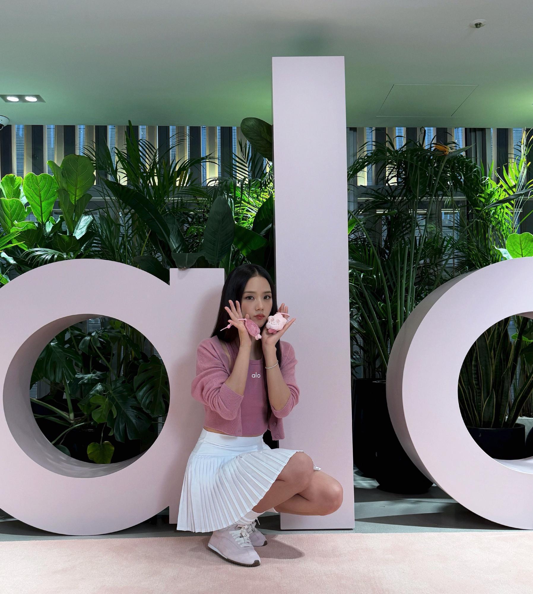 金智秀(Kim Jisoo)白色短裙粉粉的 JISOO X alo 快闪店[2]