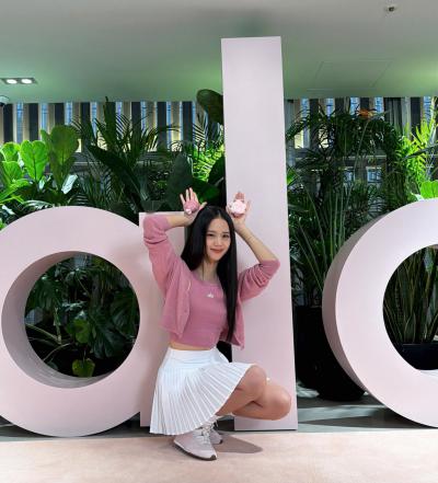 金智秀(Kim Jisoo)白色短裙粉粉的 JISOO X alo 快闪店