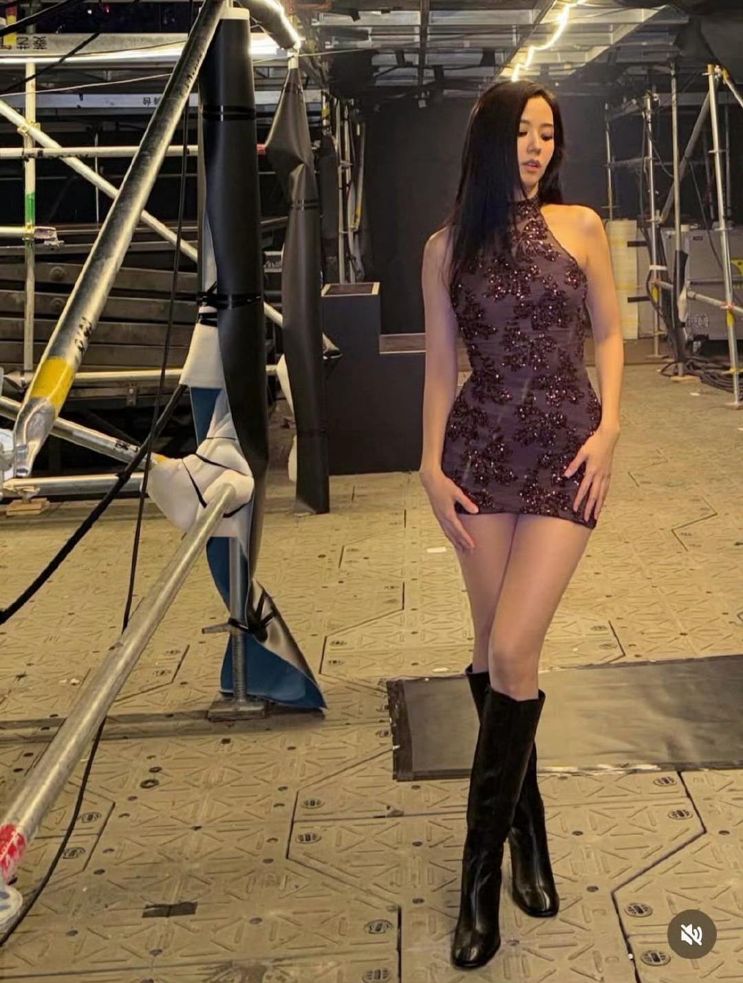 金智秀(Kim Jisoo)紧身包臀短裙肉色丝袜美腿直拍[6]