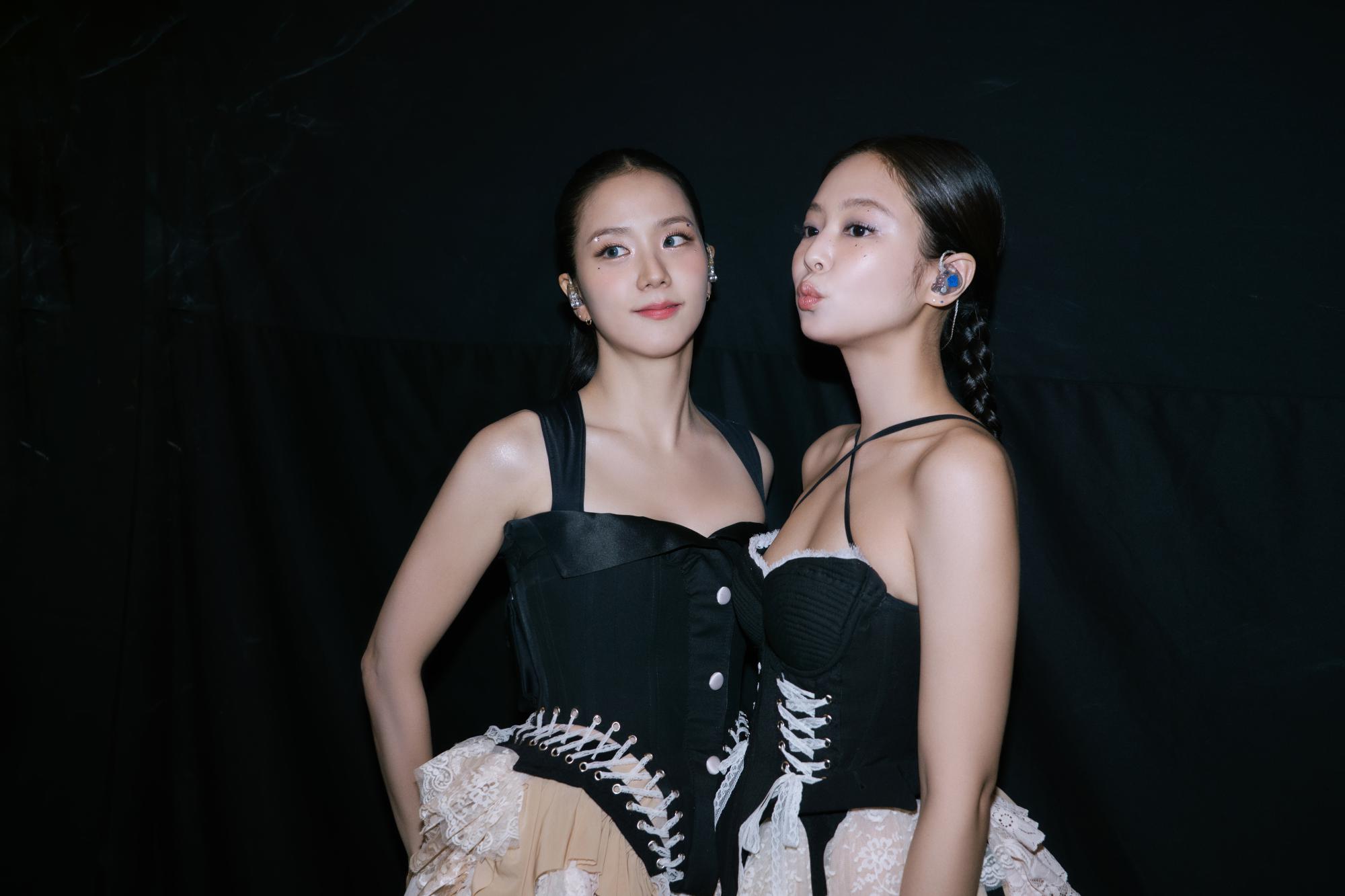 金智秀(Kim Jisoo)美腿高跟丝袜蹲姿诱人[6]