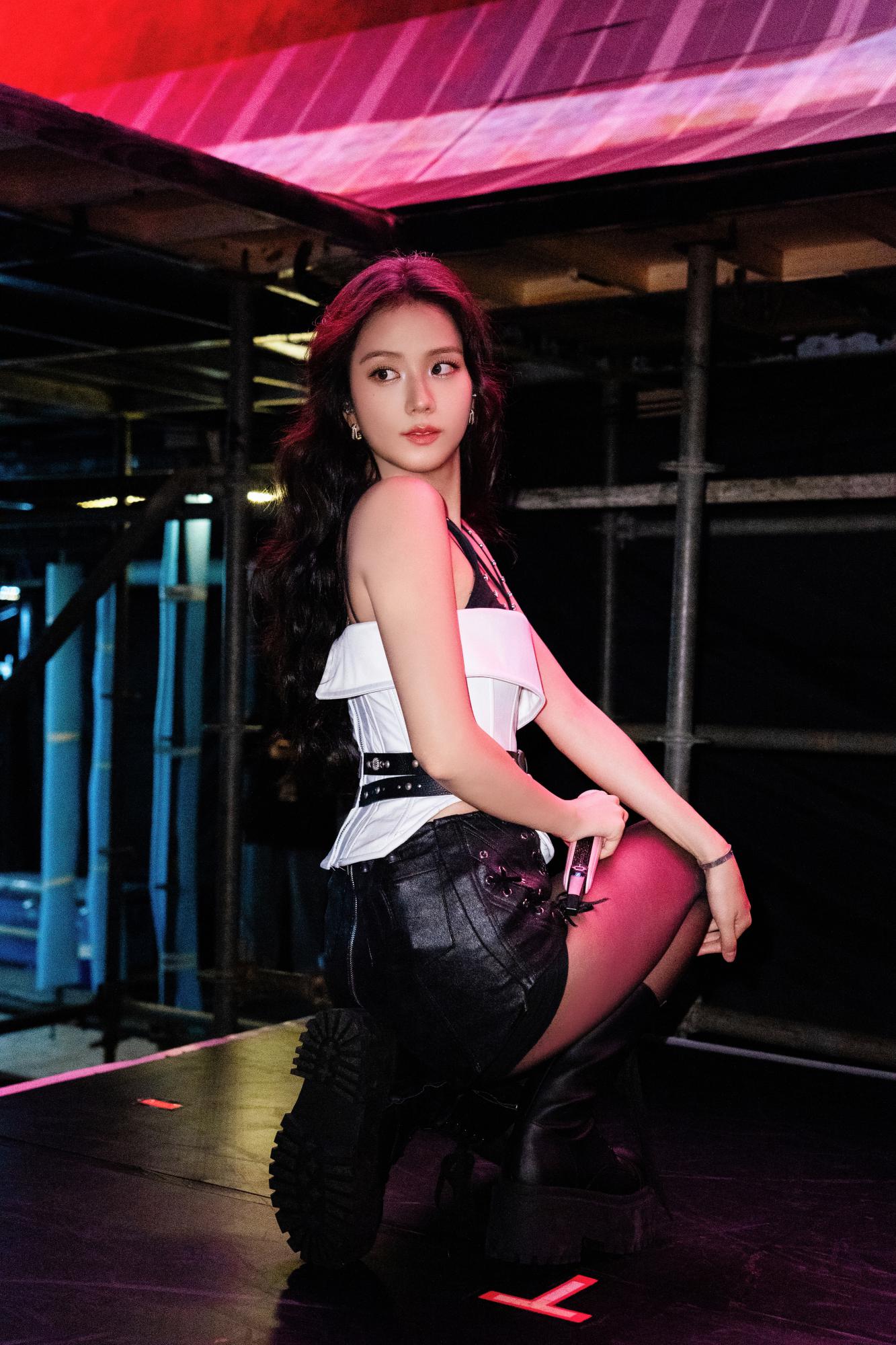 金智秀(Kim Jisoo)美腿高跟丝袜蹲姿诱人[7]